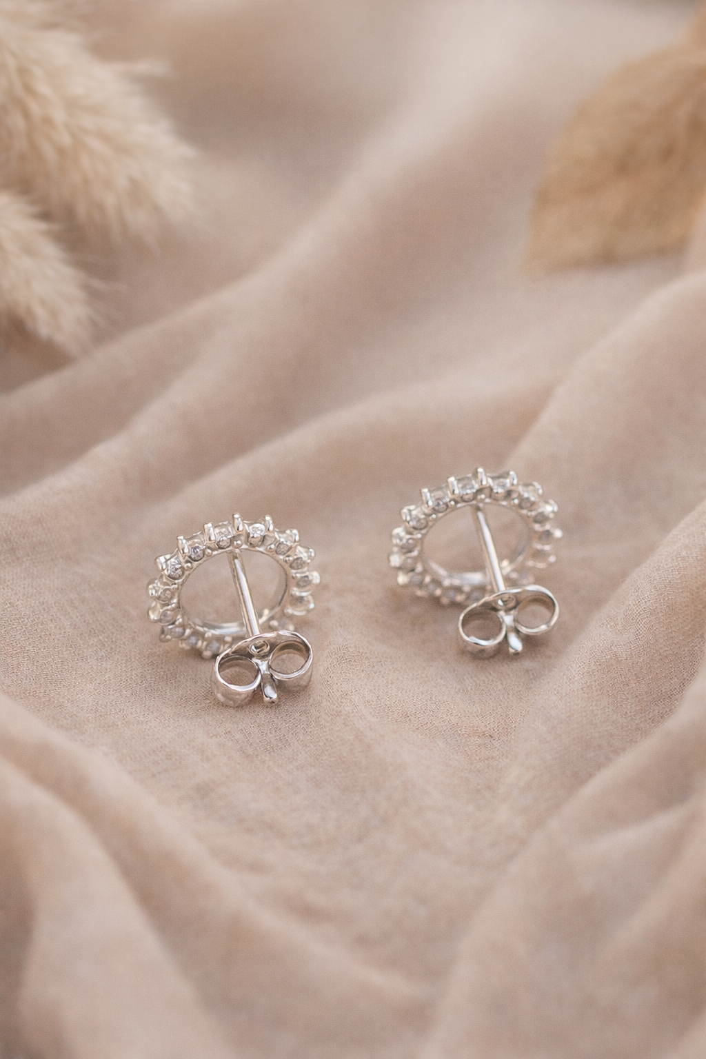 Round Studs